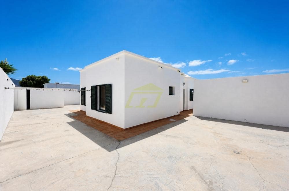 4 chambre Villa/Maison à vendre à Playa Blanca avec piscine - 465 000 € (Ref: 10034850)