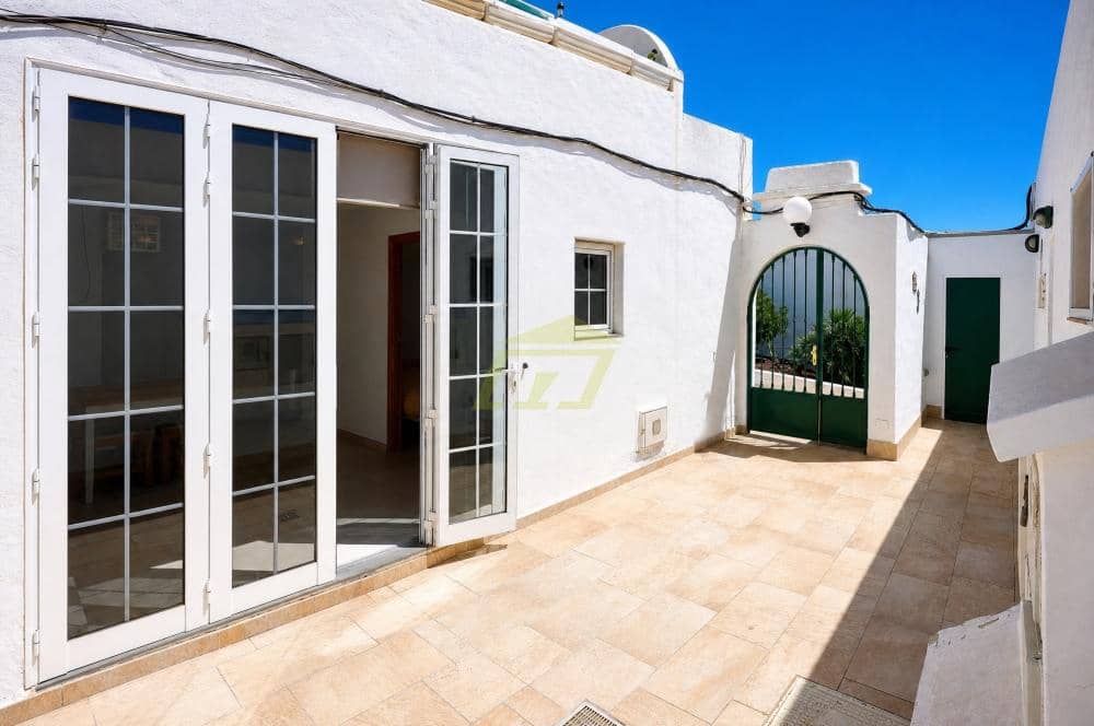 2 bedroom Apartment for sale in Puerto del Carmen with pool - € 199,000 (Ref: 10042452)
