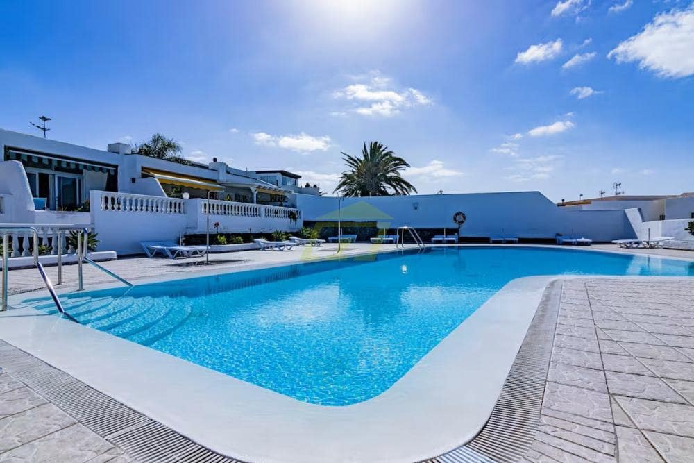 2 bedroom Apartment for sale in Puerto del Carmen with pool - € 199,000 (Ref: 10042452)