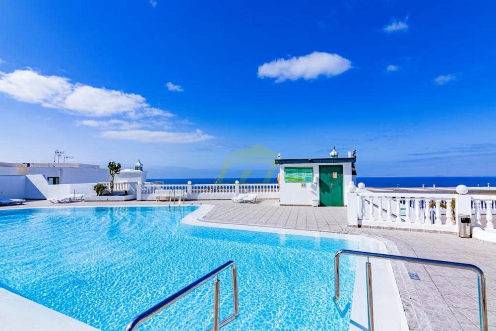 2 bedroom Apartment for sale in Puerto del Carmen with pool - € 199,000 (Ref: 10042452)