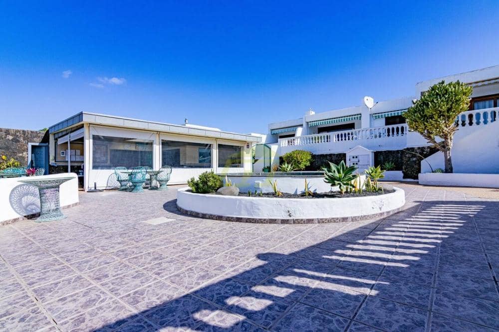 2 bedroom Apartment for sale in Puerto del Carmen with pool - € 199,000 (Ref: 10042452)
