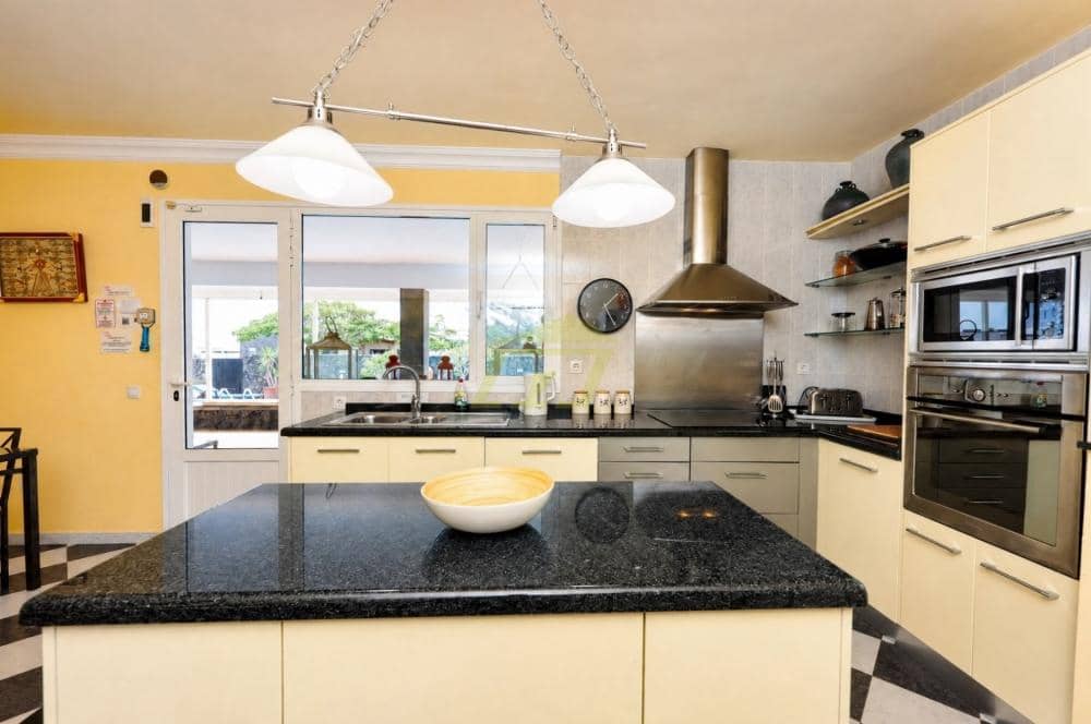 4 bedroom Villa for sale in Puerto Calero with pool garage - € 1,050,000 (Ref: 10061189)