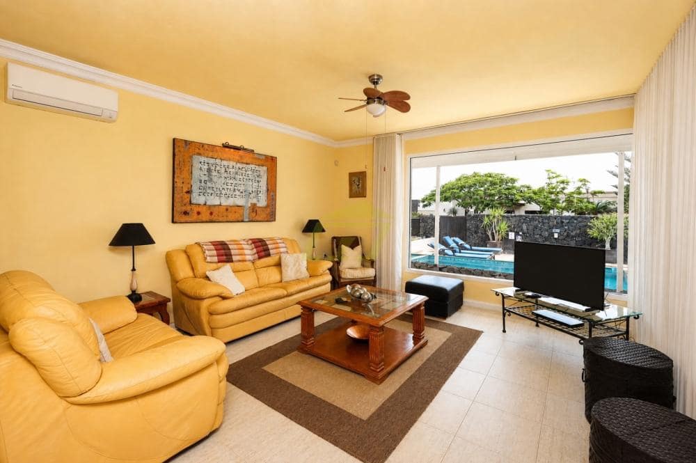 4 bedroom Villa for sale in Puerto Calero with pool garage - € 1,050,000 (Ref: 10061189)