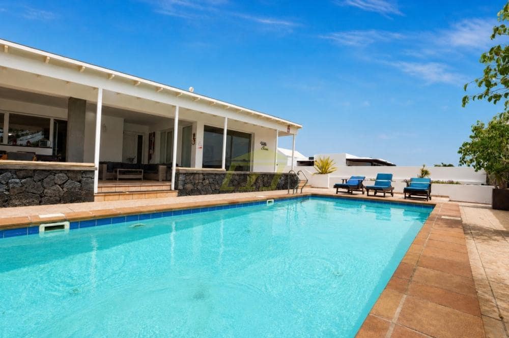 4 bedroom Villa for sale in Puerto Calero with pool garage - € 1,050,000 (Ref: 10061189)