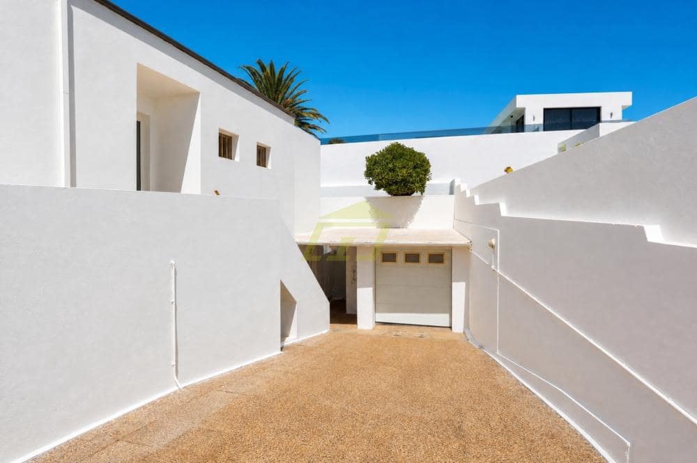 4 bedroom Villa for sale in Puerto Calero with pool garage - € 1,050,000 (Ref: 10061189)