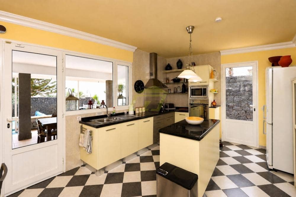 4 bedroom Villa for sale in Puerto Calero with pool garage - € 1,050,000 (Ref: 10061189)