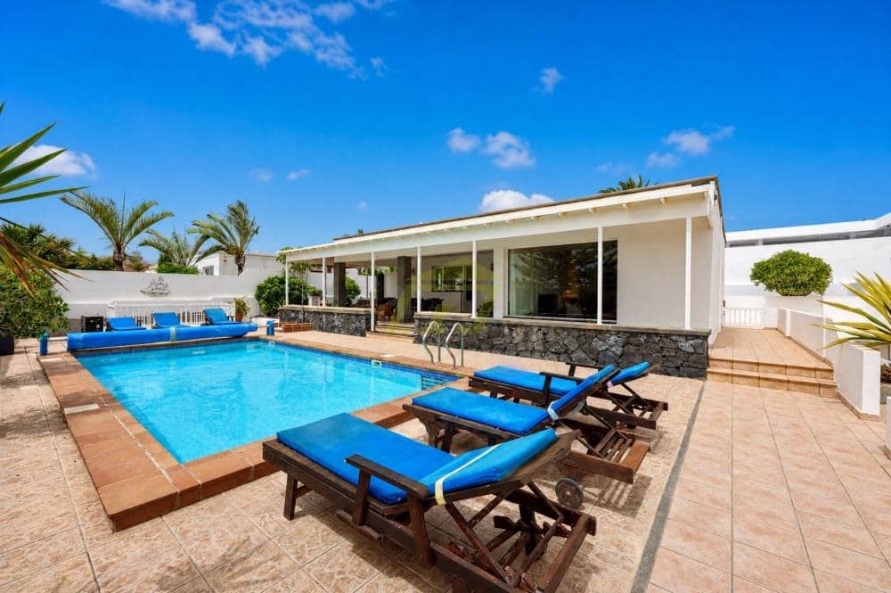 4 bedroom Villa for sale in Puerto Calero with pool garage - € 1,050,000 (Ref: 10061189)