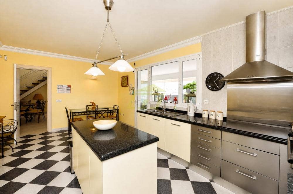 4 bedroom Villa for sale in Puerto Calero with pool garage - € 1,050,000 (Ref: 10061189)