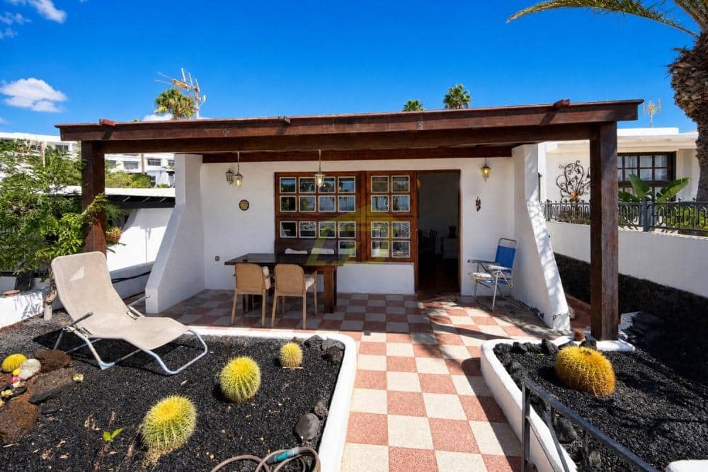 Bungalow de 2 habitaciones en Puerto del Carmen en venta con piscina - 399.000 € (Ref: 10061190)