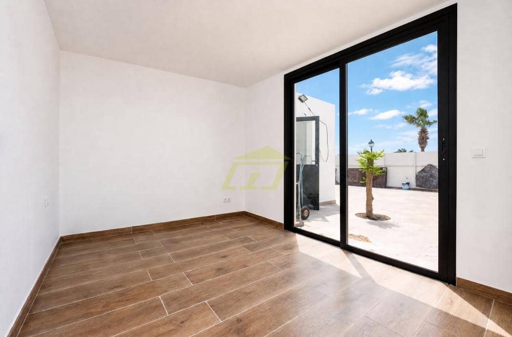 6 bedroom Villa for sale in Playa Blanca with pool - € 640,000 (Ref: 10061191)