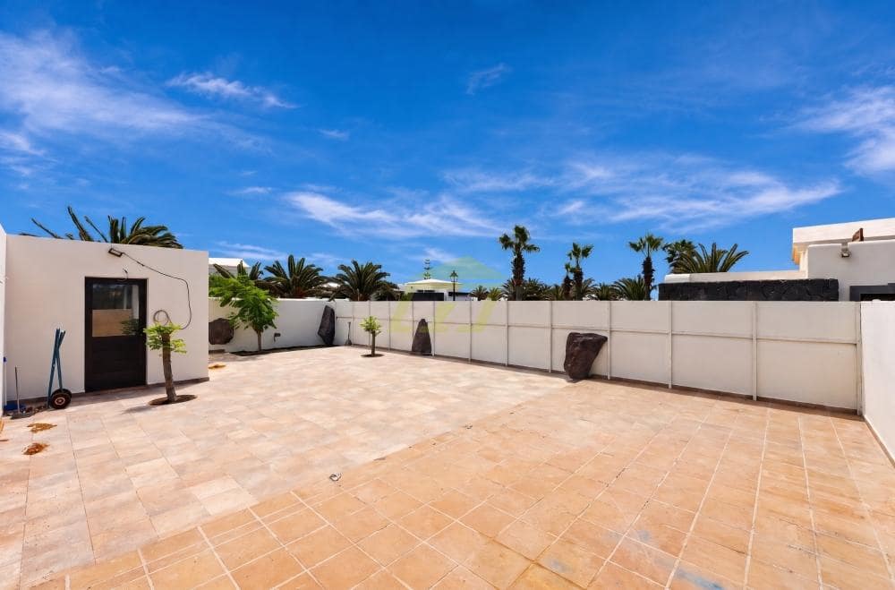 6 bedroom Villa for sale in Playa Blanca with pool - € 640,000 (Ref: 10061191)