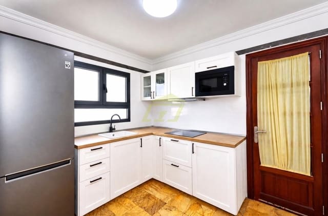 6 slaapkamer Villa te koop in Playa Blanca, Yaiza met zwembad - € 640.000 (Ref: 10061191)