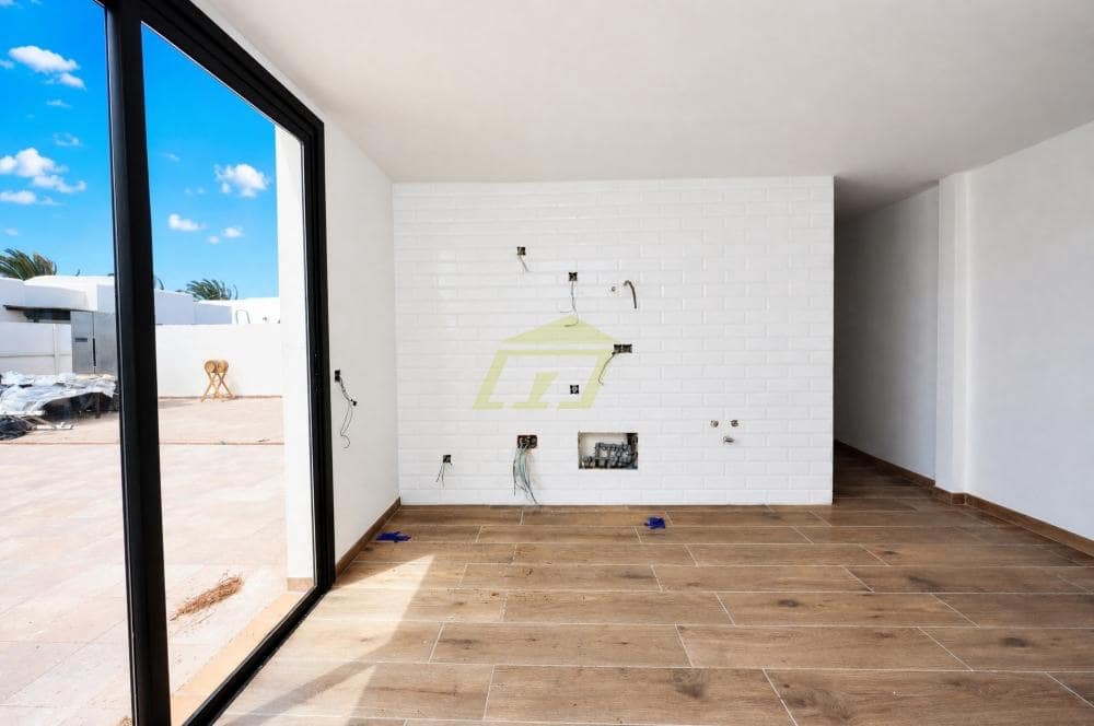 6 bedroom Villa for sale in Playa Blanca with pool - € 640,000 (Ref: 10061191)
