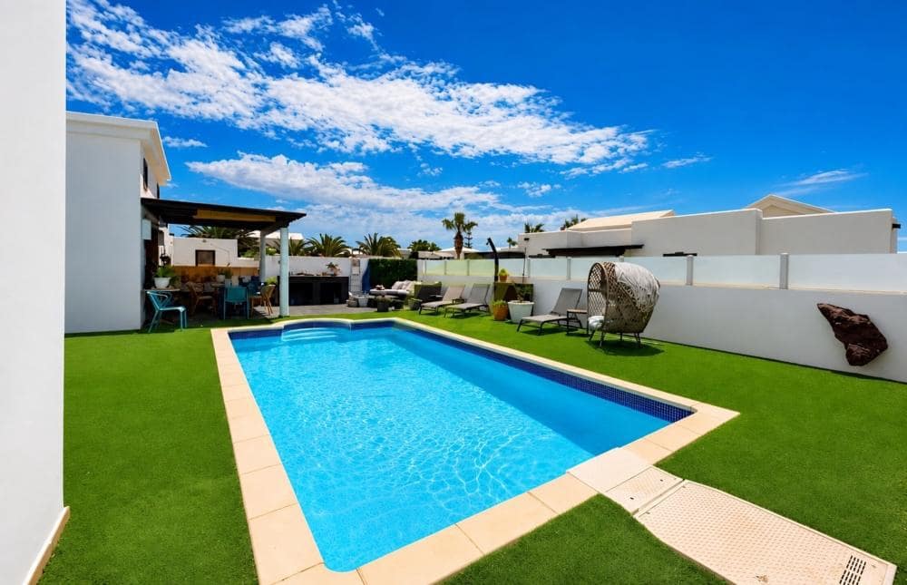 6 bedroom Villa for sale in Playa Blanca with pool - € 640,000 (Ref: 10061191)