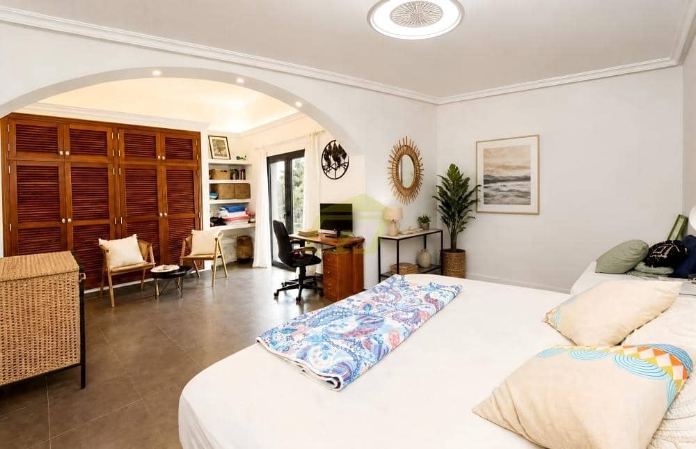 6 bedroom Villa for sale in Playa Blanca with pool - € 640,000 (Ref: 10061191)