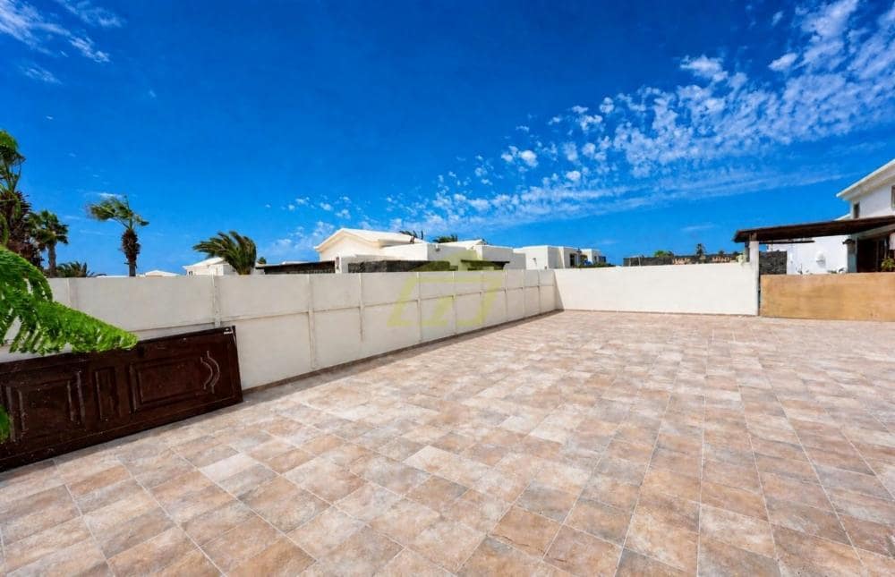 6 bedroom Villa for sale in Playa Blanca with pool - € 640,000 (Ref: 10061191)