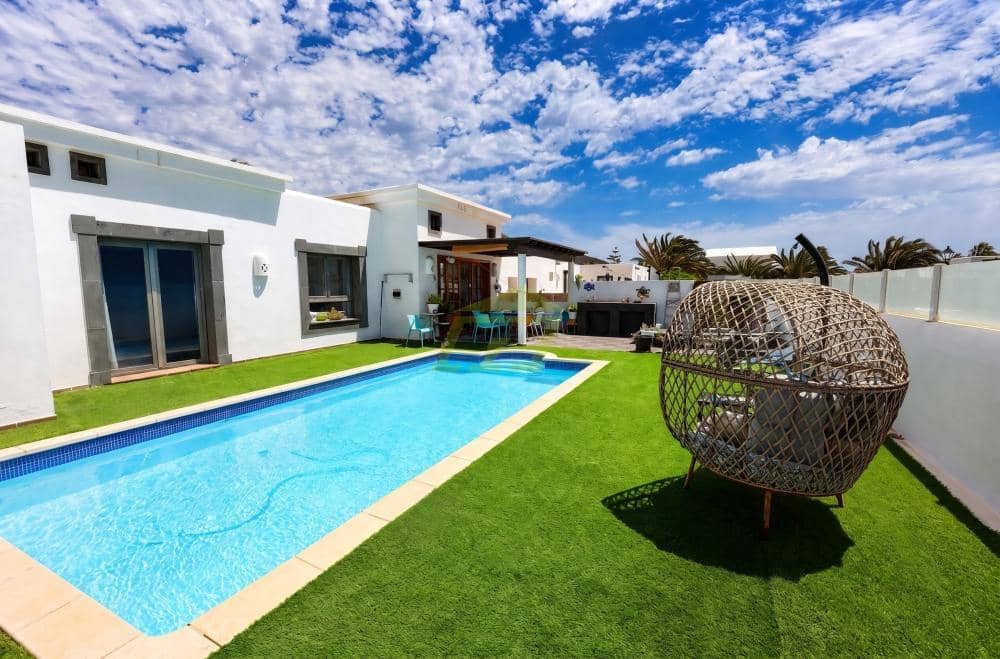 6 bedroom Villa for sale in Playa Blanca with pool - € 640,000 (Ref: 10061191)