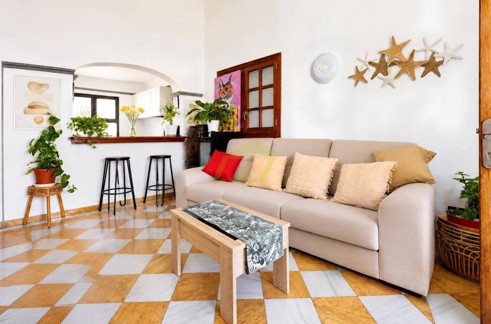 6 bedroom Villa for sale in Playa Blanca with pool - € 640,000 (Ref: 10061191)
