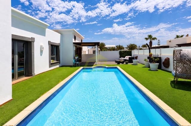 6 slaapkamer Villa te koop in Playa Blanca, Yaiza met zwembad - € 640.000 (Ref: 10061191)