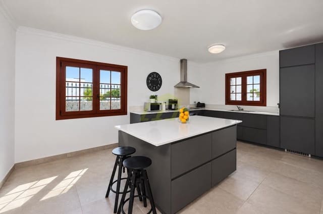 4 quarto Moradia para venda em Puerto Calero, Yaiza com piscina garagem - 895 000 € (Ref: 10141623)