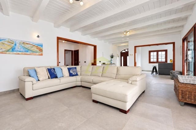 4 quarto Moradia para venda em Puerto Calero, Yaiza com piscina garagem - 895 000 € (Ref: 10141623)
