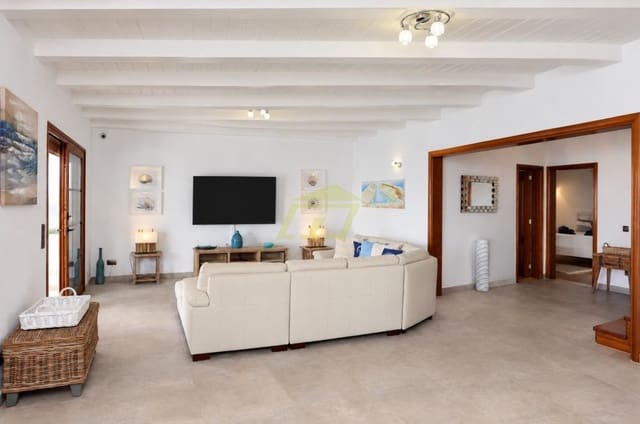4 quarto Moradia para venda em Puerto Calero, Yaiza com piscina garagem - 895 000 € (Ref: 10141623)