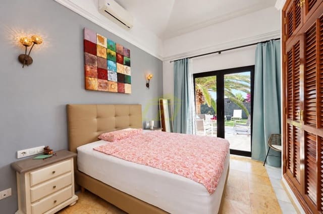 2 soveværelse Villa til salg i Playa Blanca, Yaiza med swimmingpool - € 510.000 (Ref: 10154550)