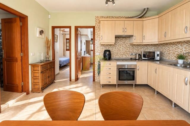 2 bedroom Apartment for sale in Puerto del Carmen, Tías - € 279,000 (Ref: 10157172)