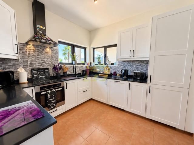 4 soveværelse Villa til salg i Playa Blanca, Yaiza med swimmingpool garage - € 565.000 (Ref: 10160882)