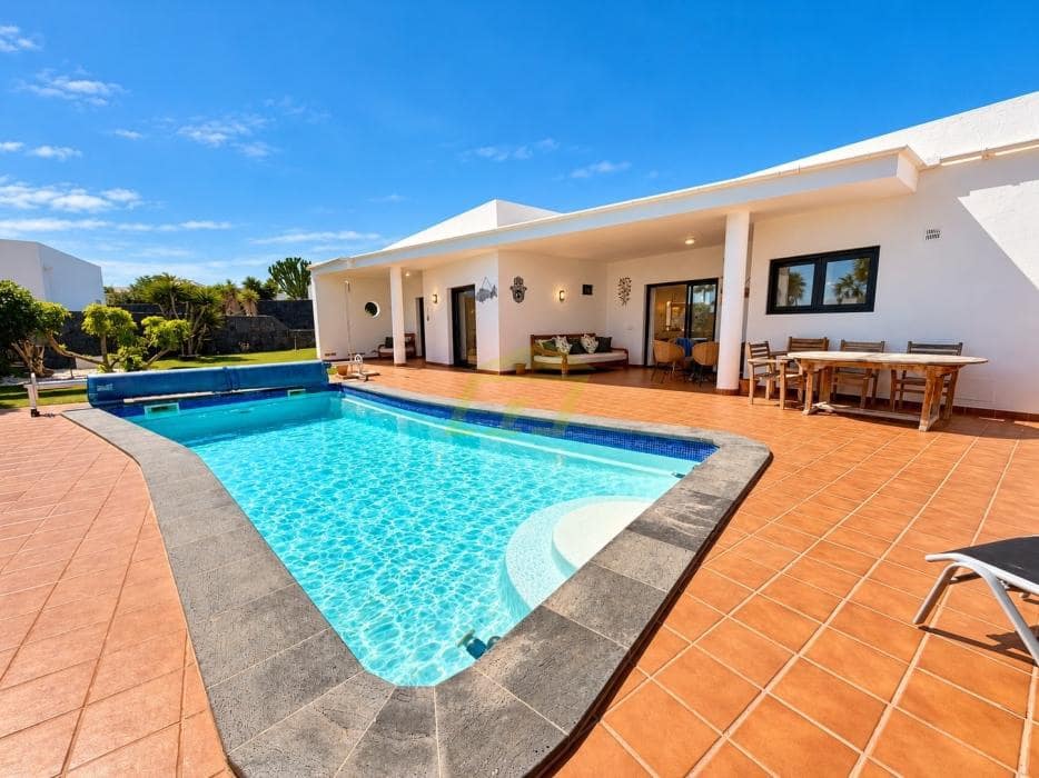 4 bedroom Villa for sale in Playa Blanca with pool garage - € 565,000 (Ref: 10160882)