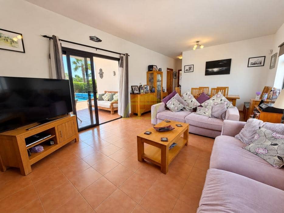 4 bedroom Villa for sale in Playa Blanca with pool garage - € 565,000 (Ref: 10160882)