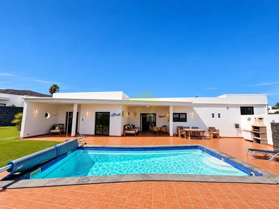 4 bedroom Villa for sale in Playa Blanca with pool garage - € 565,000 (Ref: 10160882)