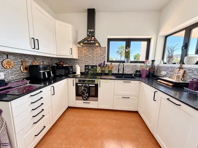 4 soveværelse Villa til salg i Playa Blanca, Yaiza med swimmingpool garage - € 565.000 (Ref: 10160882)