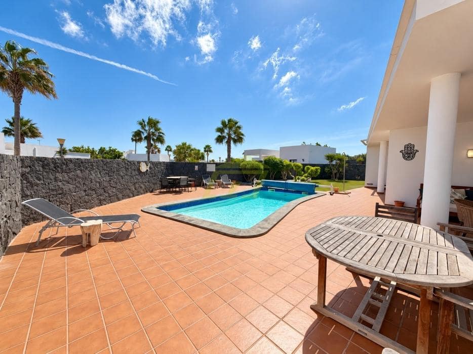 4 bedroom Villa for sale in Playa Blanca with pool garage - € 565,000 (Ref: 10160882)