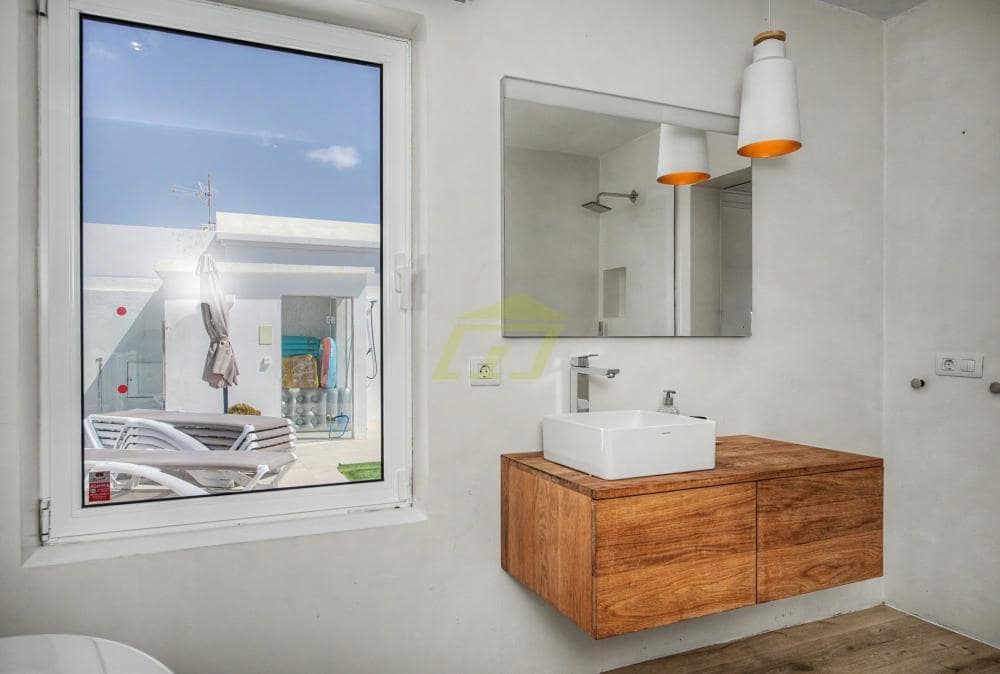 Chalet de 4 habitaciones en Costa Teguise en venta con piscina garaje - 875.000 € (Ref: 10160883)