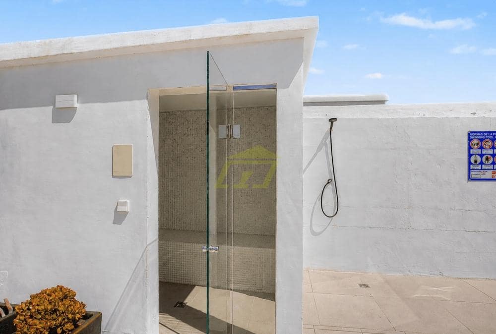 Chalet de 4 habitaciones en Costa Teguise en venta con piscina garaje - 875.000 € (Ref: 10160883)