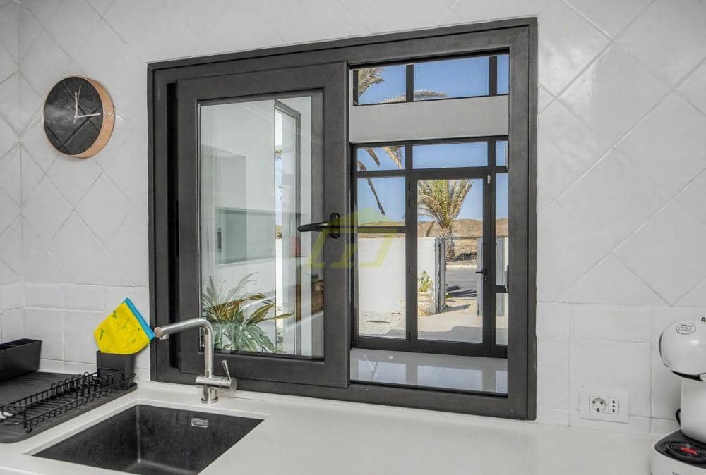 Chalet de 4 habitaciones en Costa Teguise en venta con piscina garaje - 875.000 € (Ref: 10160883)