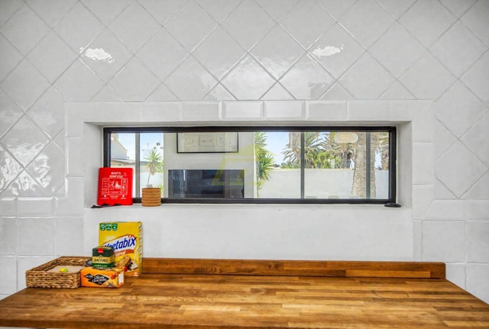 Chalet de 4 habitaciones en Costa Teguise en venta con piscina garaje - 875.000 € (Ref: 10160883)