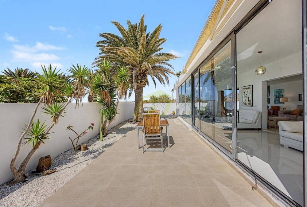 Chalet de 4 habitaciones en Costa Teguise en venta con piscina garaje - 875.000 € (Ref: 10160883)