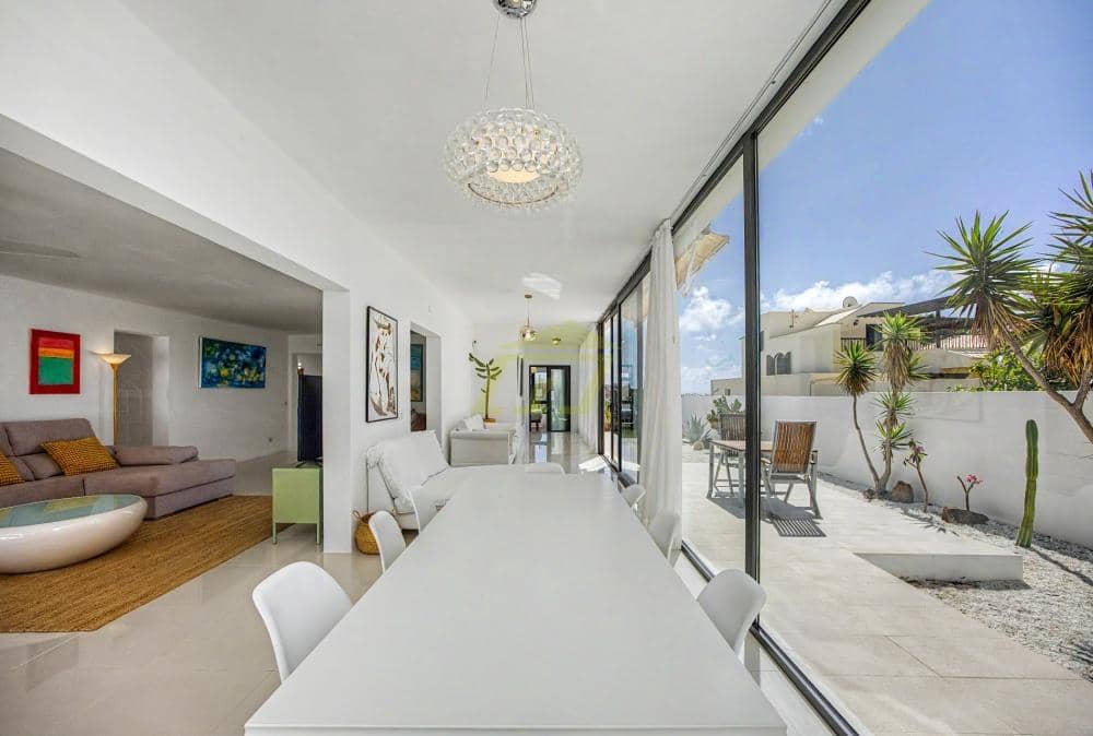 Chalet de 4 habitaciones en Costa Teguise en venta con piscina garaje - 875.000 € (Ref: 10160883)