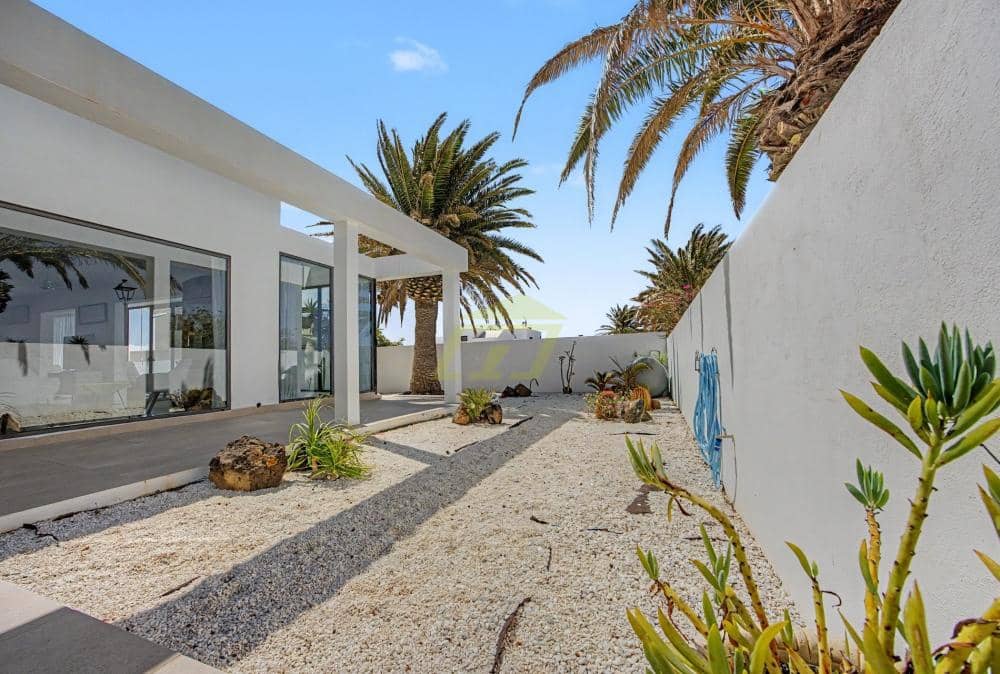 Chalet de 4 habitaciones en Costa Teguise en venta con piscina garaje - 875.000 € (Ref: 10160883)