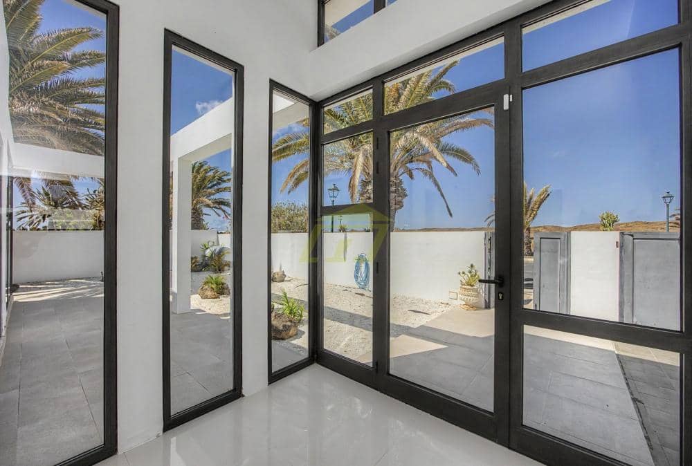 Chalet de 4 habitaciones en Costa Teguise en venta con piscina garaje - 875.000 € (Ref: 10160883)