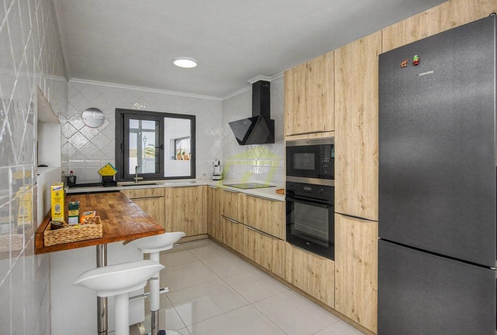 Chalet de 4 habitaciones en Costa Teguise en venta con piscina garaje - 875.000 € (Ref: 10160883)