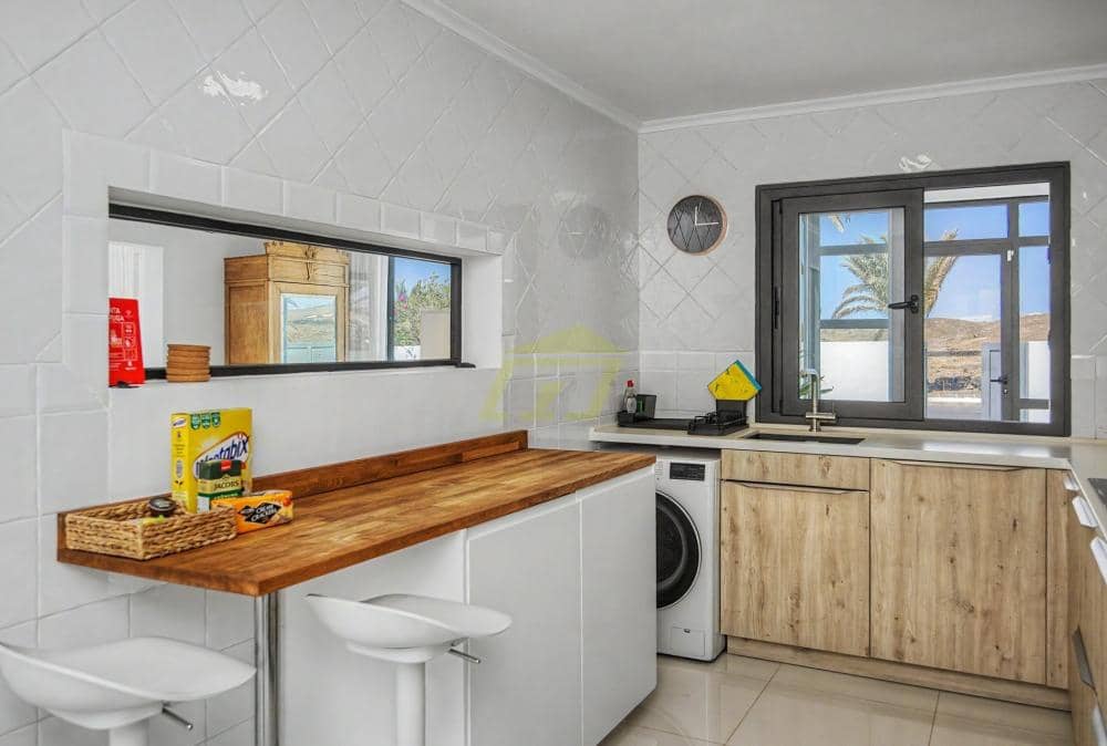 Chalet de 4 habitaciones en Costa Teguise en venta con piscina garaje - 875.000 € (Ref: 10160883)