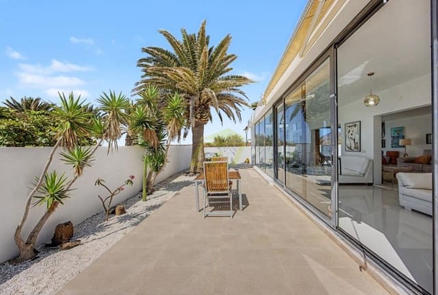 4 makuuhuone Huvila myytävänä paikassa Costa Teguise, Teguise mukana uima-altaan 
autotalli - 875 000 € (Ref: 10160883)