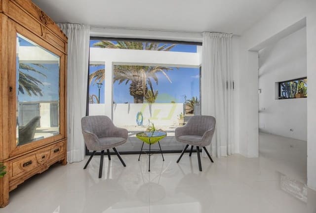 4 makuuhuone Huvila myytävänä paikassa Costa Teguise, Teguise mukana uima-altaan 
autotalli - 875 000 € (Ref: 10160883)