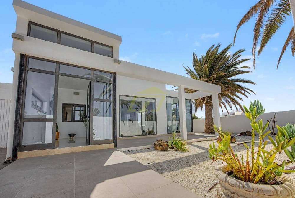 Chalet de 4 habitaciones en Costa Teguise en venta con piscina garaje - 875.000 € (Ref: 10160883)