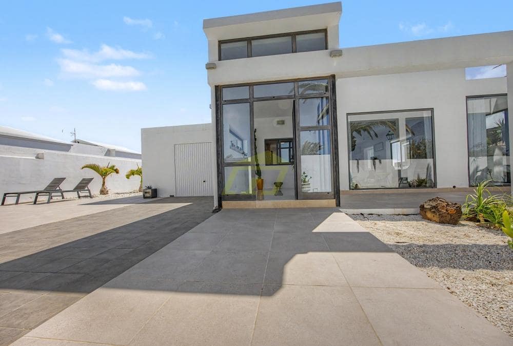 Chalet de 4 habitaciones en Costa Teguise en venta con piscina garaje - 875.000 € (Ref: 10160883)