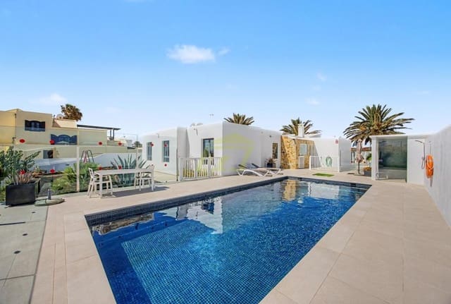 4 makuuhuone Huvila myytävänä paikassa Costa Teguise, Teguise mukana uima-altaan 
autotalli - 875 000 € (Ref: 10160883)