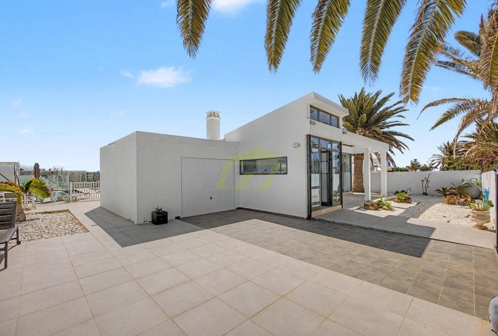 Chalet de 4 habitaciones en Costa Teguise en venta con piscina garaje - 875.000 € (Ref: 10160883)